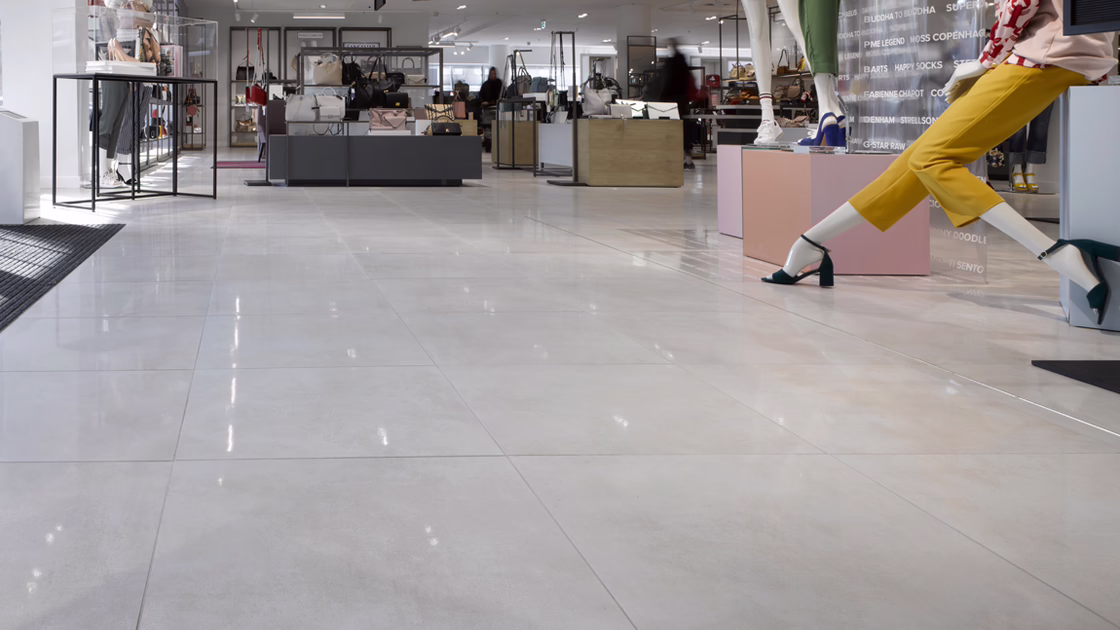 Witte tegelvloer bij Hudson's Bay