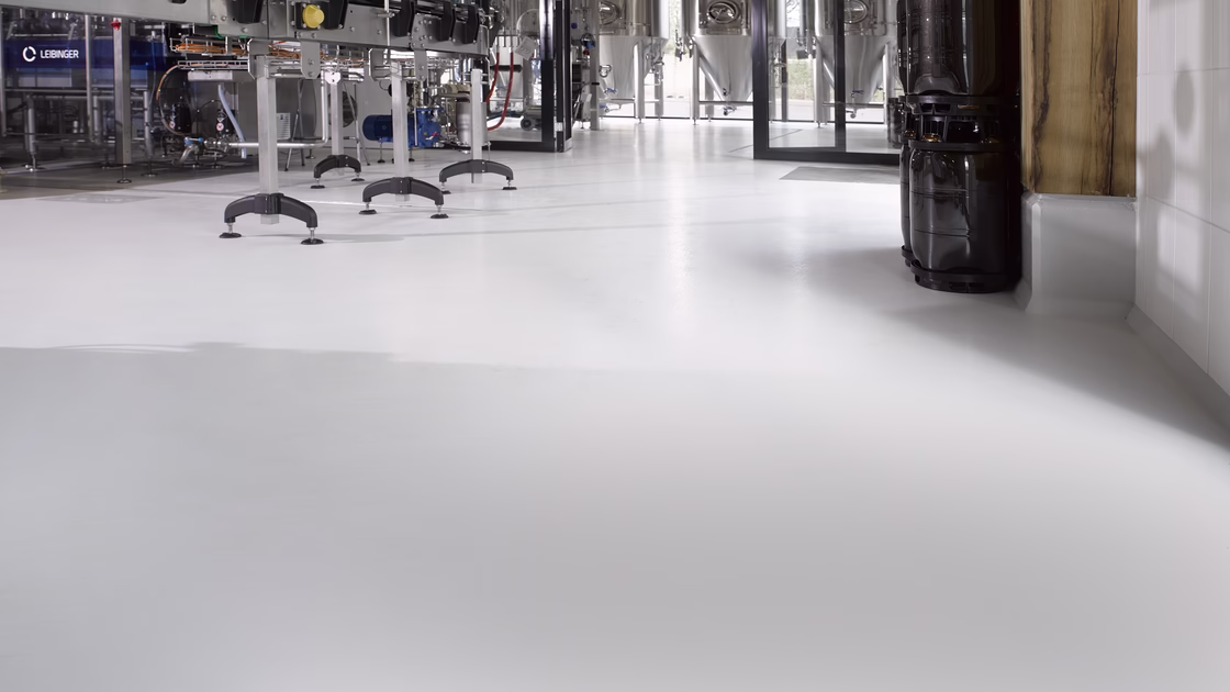 Othmar bierbrouwerij bottelafdeling met een Arturo gietvloer